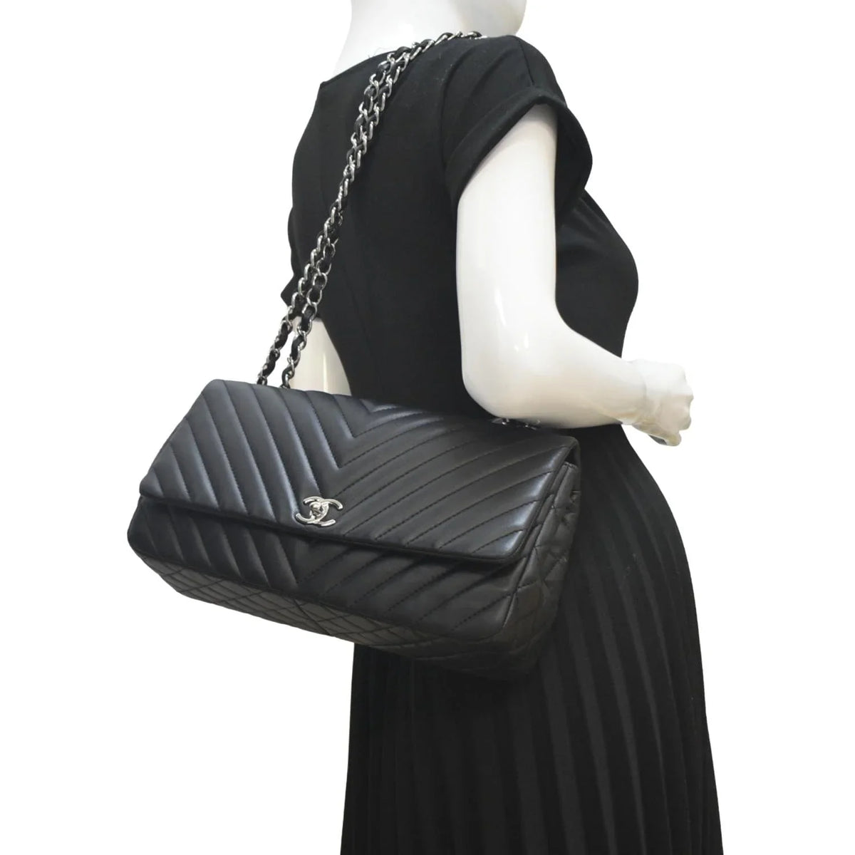 Pre-Owned CHANEL Surpique Chevron Medium Lambskin Leather Flap Crossbody Bag Black