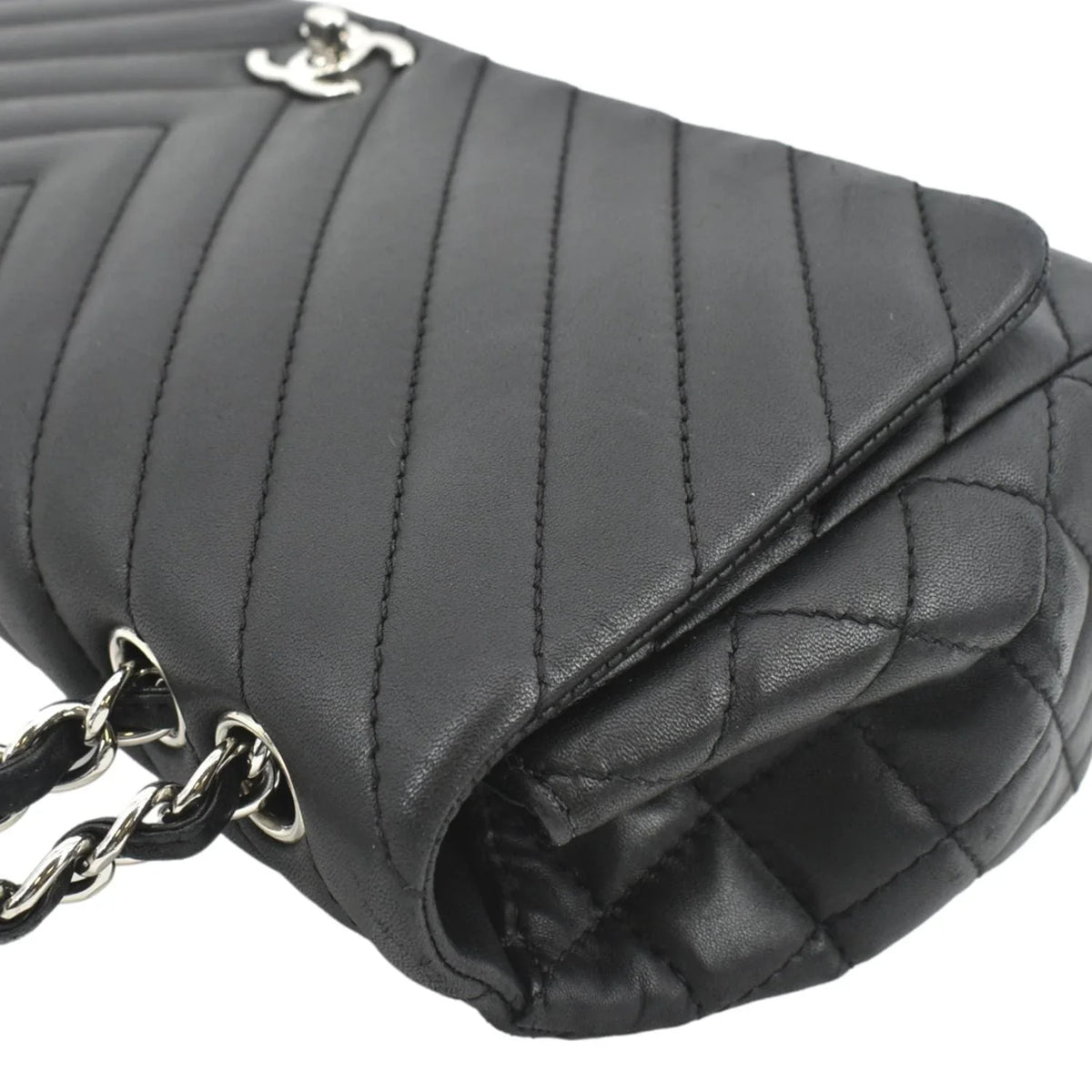 Pre-Owned CHANEL Surpique Chevron Medium Lambskin Leather Flap Crossbody Bag Black
